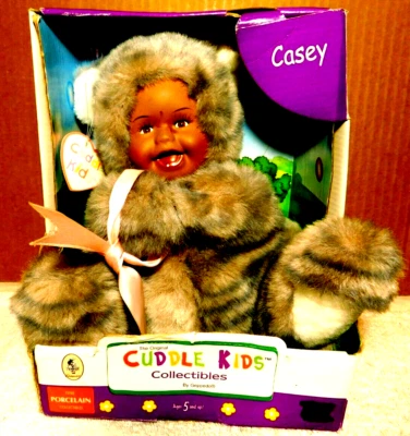 Geppedo~The Original Cuddle Kids Coleccionables Porcelana Fina "Casey" 2000 Foto 1 de 4