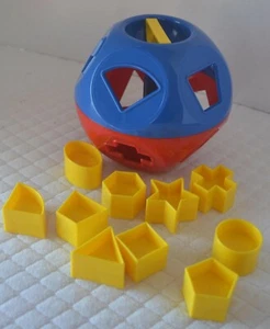 TUPPERWARE Classic SHAPE-O Ball - 6 months & Up Kid Favorite - SORTING TOY - Picture 1 of 3