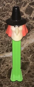 Dispensador de bruja de Halloween PEZ de colección sombrero negro verde con pies 1971 caramelo raro - Imagen 1 de 4