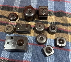 Lotto lavoro vecchi interruttori e prese in bachelite di qualità vintage - Foto 1 di 14