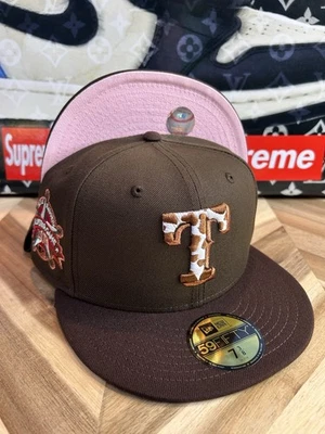 New Era Texas Rangers Ganado Vaca Pack Metálico Travis Rosa UV 7 3/8 Ajustado Raro Foto 1 de 4