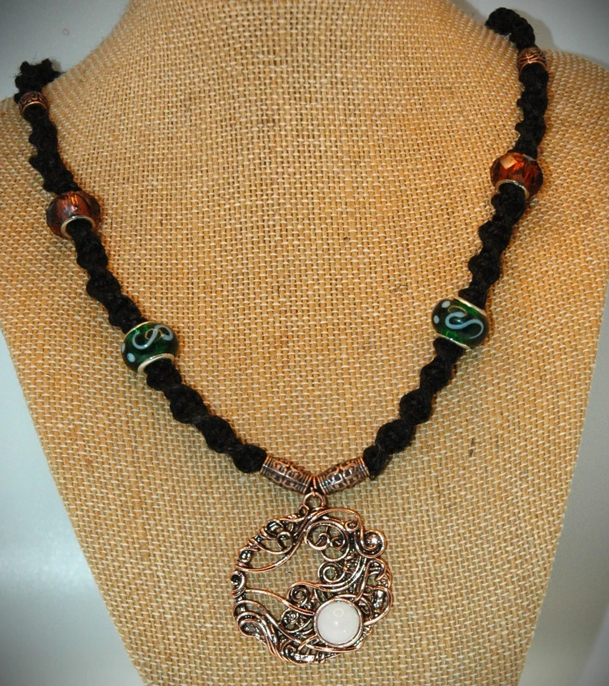 Elegante luna Art Nouveau en tono cobre en una cadena de cáñamo hecha a mano negra de 21 3/4" Foto 1 de 4