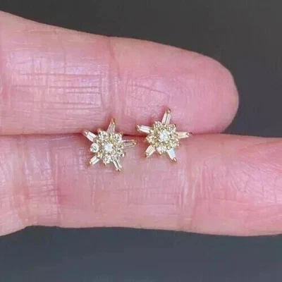 Pendientes enchapados en oro amarillo de 14 quilates con forma de estrella en racimo de diamantes creados en laboratorio de 2 quilates para mujer Foto 1 de 4