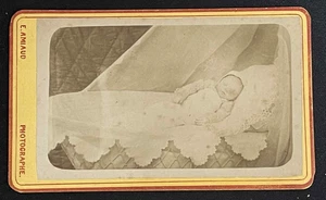 ANCIENNE PHOTO CDV E.AMIAUD LA ROCHE SUR YON POST MORTEM BÉBÉ DANS SON LIT - Imagen 1 de 2