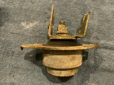 Крепление гидравлического двигателя левое или правое для классического Saab 900 1988 - 1994 годов выпуска - Изображение 1 из 4