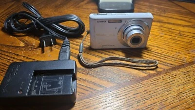 Casio EXILIM ZOOM EX-Z77 7.2MP Digital Camera w/ charger and SD Card - Image 1 of 4
