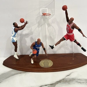 The Danbury Mint - Michael Jordan Lifetime of Achievement Broken Finger Tarheels - Imagen 1 de 11