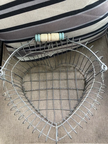 vtg wire heart shaped basket with wooden handle Cover