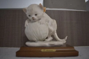 Giuseppe Armani Cat Kitten Armani Statue Yarn Ball Pink Bow Wooden Base 1984 Fig - Picture 1 of 9