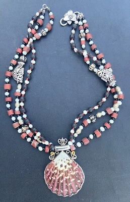 COLLAR DE 3 HEBRAS CON PERLAS, CUERNO AFRICANO, CUENTAS DE MADERA PEZ ESTERLINA MÁS MÁS  Foto 1 de 4