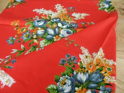 Housse tissu Vintage  a fleurs sur fond rouge a finir  ( 86 x 63 cms ) - Photo 1/4