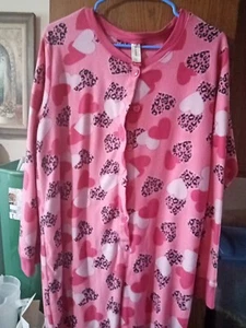 Pigiama donna XL con piedi manica lunga e bottoni. Disegno rosa con cuore. - Foto 1 di 9