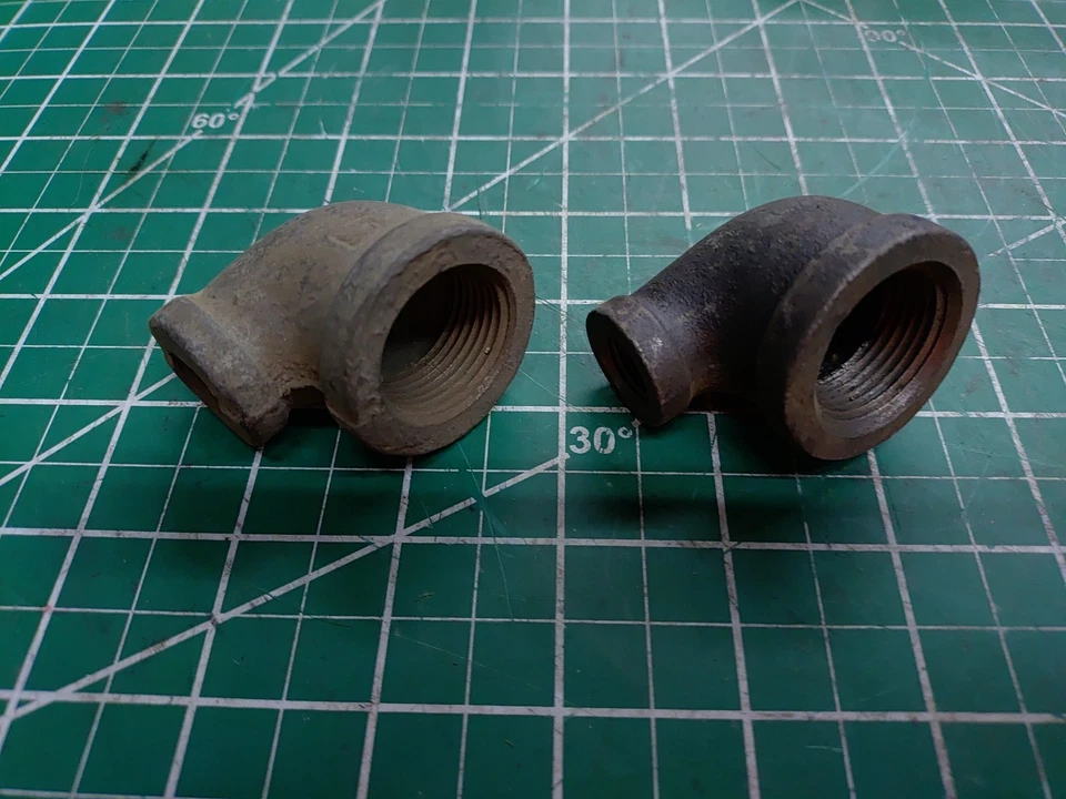 (2) RED90-12-4 Black Malleable Iron 90° Reducer Elbow Female 3/4 NPT to 1/4 NPT - Image 1 of 1