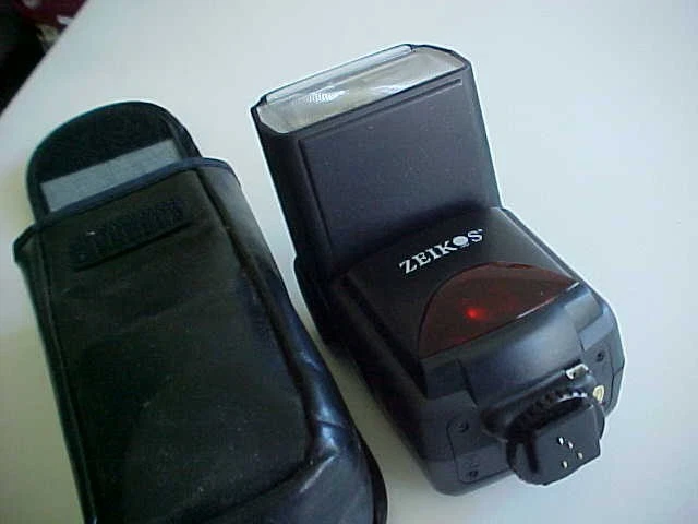 Zapata Zeikos Flash Nikon con estuche (ancho 1) Foto 1 de 1