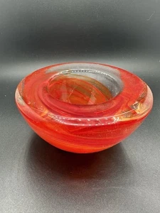 KOSTA BODA Glas Windlichthalter Atoll Design rote Wirbel von Anna Ehrner - Bild 1 von 5