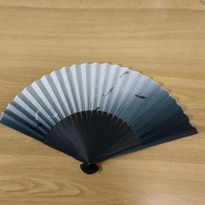 Japanisches Fischmuster Fächer, Farbverlauf schwarz bis weiß, Papier faltbar Zubehör - Bild 1 von 6