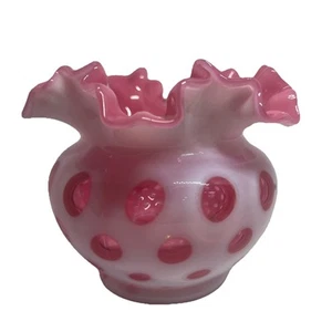 Jarrón Fenton con puntos para monedas de arándano con bordes con volantes opalescente - Imagen 1 de 6