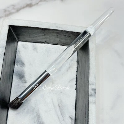 Cepillo de contorno de pliegues en ángulo Trish Mcevoy Petite - Sombra de ojos cabello natural Foto 1 de 2