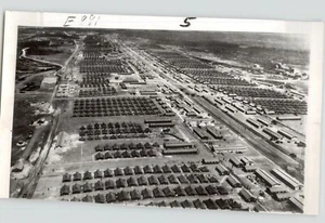Vista aérea de tiendas de campaña y cuarteles BASE MILITAR TOKIO Japón años 50 foto de prensa - Imagen 1 de 2