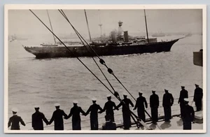 RPPC 1935 The King's Yacht Jubilee British Naval Review Matrosen England Postkarte - Bild 1 von 3