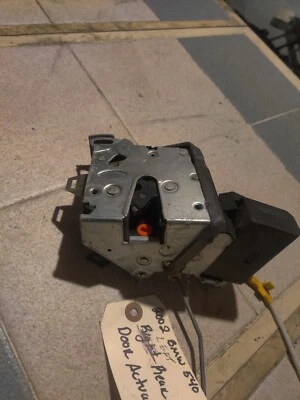 2000 E39 BMW 528I СЕДАН ЗАДНЯЯ ЛЕВАЯ БОКОВАЯ ДВЕРЬ ЗАМОК ПРИВОД ЗАЩЕЛКА M4518 - Изображение 1 из 3