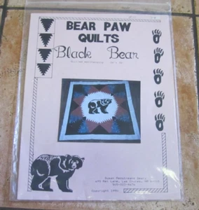 COLCHAS DE PATA DE OSO ~ Colgante de pared acolchado de oso negro 36" x 36" Nuevo en paquete Susan Geary 1990 - Imagen 1 de 3