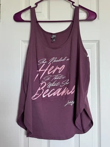 Ladyboss SWAG “She Needed A Hero” Púrpura Next Level Ropa Tanque Talla Mediana - Imagen 1 de 4