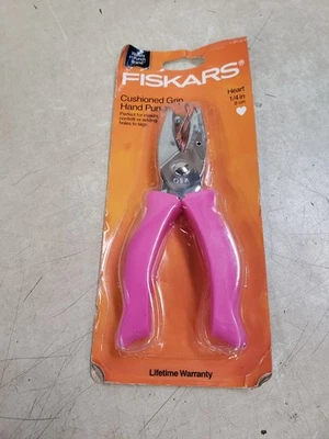 FISKARS HAND PUNCH 1/4" HEART 23607097J PINK GRIPS - Image 1 of 3