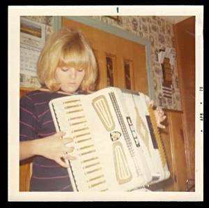BODACIOUS BUBBLE HAIR BLONDE FRAU JAMS auf POLKA AKKORDEON ~ 1970 FOTO - Bild 1 von 2