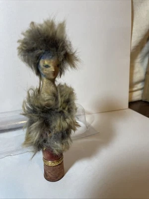 Soporte de lápiz labial Revlon 1962 vintage raro #9241 soporte de lápiz labial para muñeca Ann Margaret Foto 1 de 4