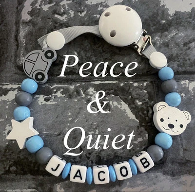 PEACE & QUIET Personalisierter Schnullerclip | Schnullerkette aus Holz | Grau | Blau | Auto | Junge | Grob