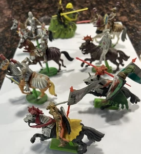 Lote De 8 Vintage Britains Ltd. Caballeros montados soldados medievales todos diferentes - Imagen 1 de 4