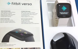 Smartwatch Fitbit Versa Lite Edition FB415SRWT Fitness Bianco/Argento - Testato - Foto 1 di 11