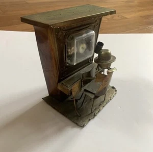 Vintage Aufzieh Spieluhr Metall Blechmann Klavierspieler mit Getränk - Bild 1 von 4