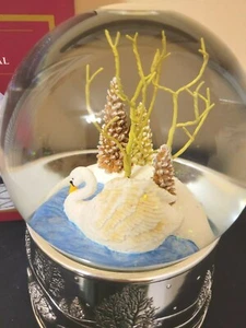 REED AND BARTON  SWAN LAKE  MUSICAL SNOWGLOBE  - Picture 1 of 4