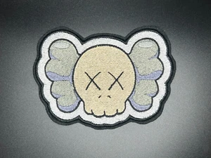 Patch ricamata Kaws Iron On - Foto 1 di 3