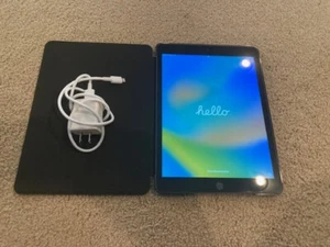 Slight use! Apple ipad 8th Generation, 32gb, wifi only A2270, no box - Afbeelding 1 van 3