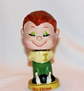 De colección década de 1960 ""My Hero"" Kissing Boy Bowler Bobble Bodder Cabeza de Asiento Lego Japa - Imagen 1 de 7