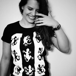 Bio schwarzes T-Shirt B&W Serie, "Geckos" Original Illustration | Damen M - Bild 1 von 4