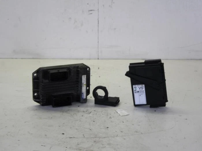 Centralina motore Opel Meriva A 13111111 P10212401 - Immagine 1 di 1