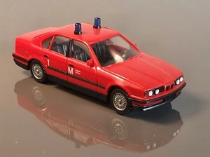 Wiking, BMW 520 i, Limousine, Feuerwehr Flughafen München, Vitrinenmodell, 1:87 - Bild 1 von 4