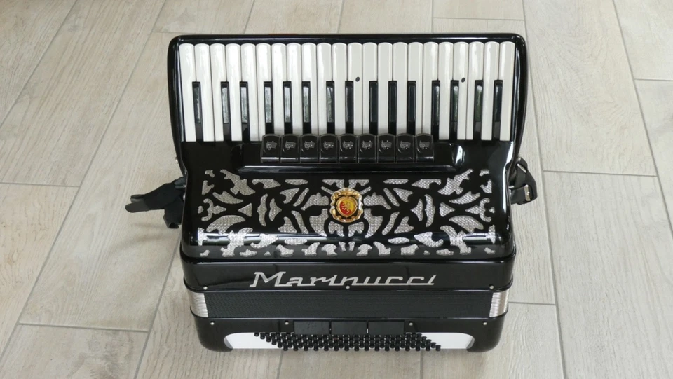 Italienisches Akkordeon MARINUCCI 96 Bass, 4-chörig im Diskant - Bild 1 von 4