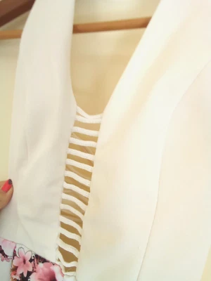 Mono corto blanco con espalda al aire y volantes - Imagen 1 de 4