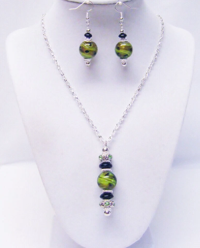Juego de collar y pendientes colgantes con cuentas de vidrio de trabajo lámpara giratoria verde/negro y marrón Foto 1 de 4