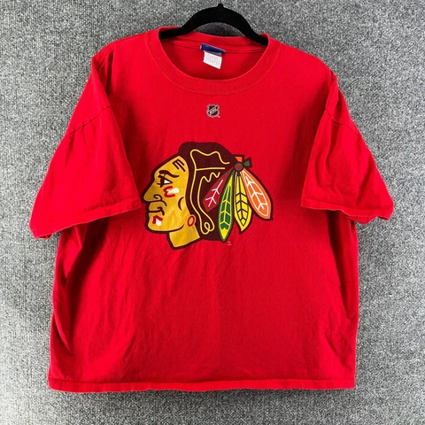 Chicago Blackhawks Shirt Mens Large Red NHL Hockey Tshirt #19 Jonathan Toews Cover