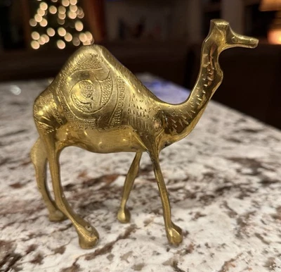 "Figura de decoración del hogar de mediados de siglo camello de latón macizo grabado ornamentado 5"" vintage" Foto 1 de 4