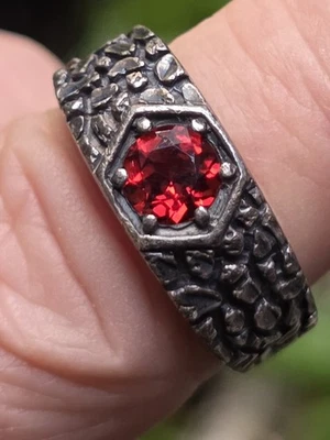 ~DE COLECCIÓN~"KABANA"~BRUTALISTA~ESTERLINA~PLATA~con~HESSONITA~GRANATE~PEPITA~ANILLO~TALLA~9~ Foto 1 de 4