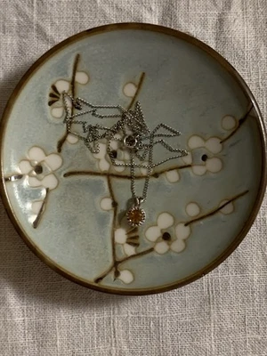 Collar colgante de piedras preciosas de oro blanco y citrino de 10K, 20 pulgadas, en caja original. Foto 1 de 4