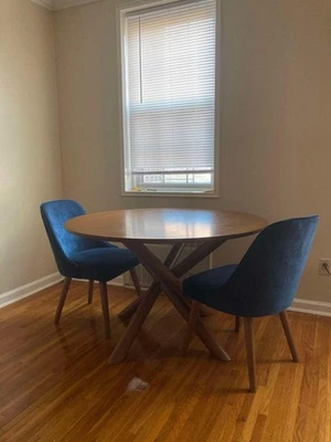 Mesa de comedor redonda de madera + 2 sillas de terciopelo azul marino Foto 1 de 3