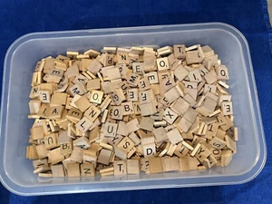 SCRABBLE VINTAGE 2100+ HOLZ BUCHSTABEN FLIESEN ALTER STIL GRAVIERT - Bild 1 von 8